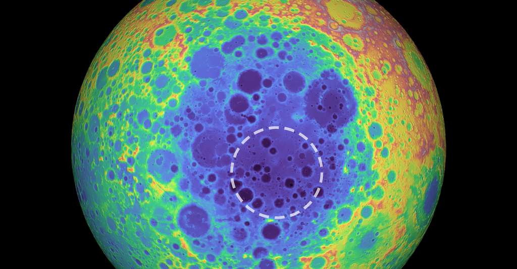 Sur cette photo en fausses couleurs de la face cachée de la Lune, les zones les plus élevées sont représentées par des couleurs chaudes et les zones les plus basses, par des couleurs froides. Le cercle en pointillé délimite l’emplacement de l’anomalie de masse détectée par les chercheurs de l’université Baylor (États-Unis). © Nasa, Goddard Space Flight Center, Université de l’Arizona