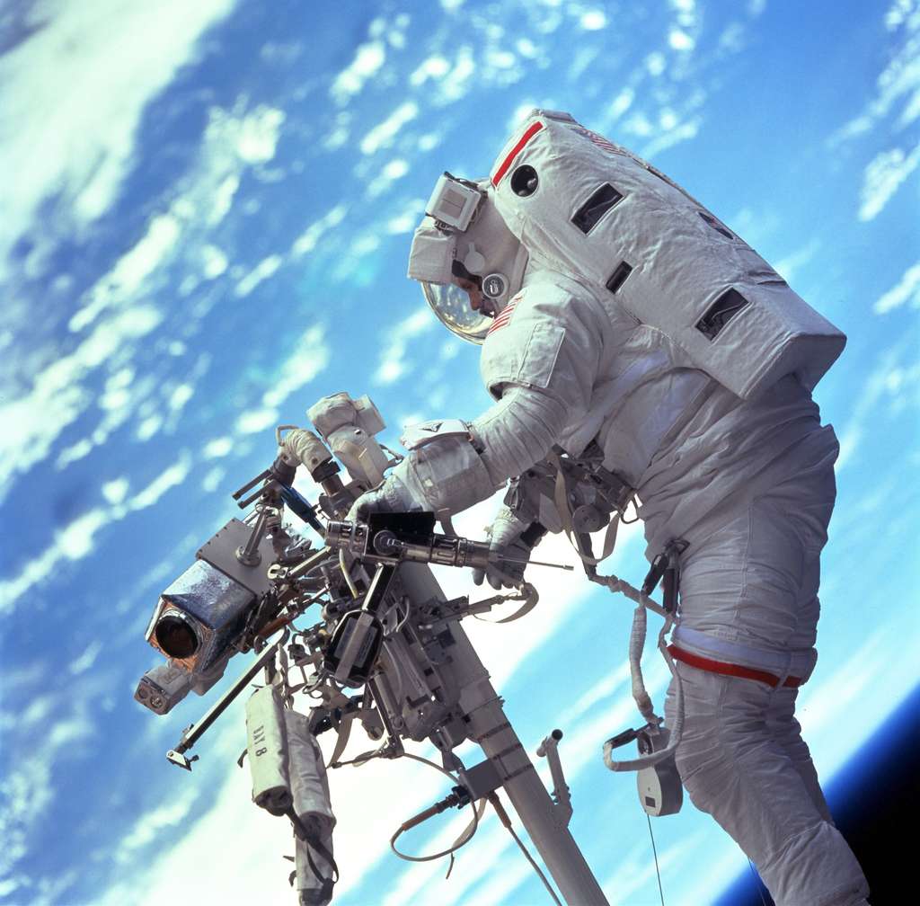 Astronaute en pleines réparations Astronaute en pleines réparations