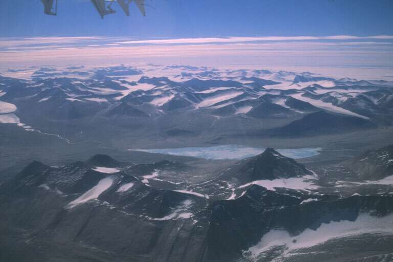 Survol des vallées sèches de l'Antarctique Survol des vallées sèches de l'Antarctique