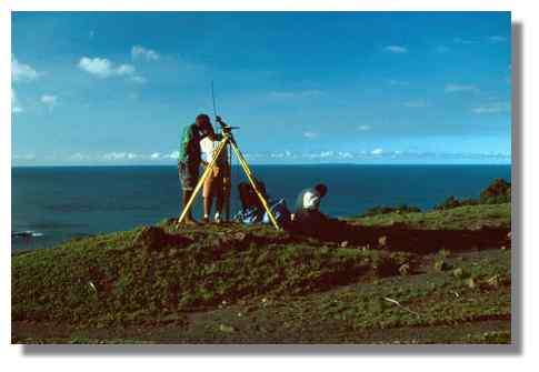 Installation d'un point de mesures géodésiques (GPS) à proximité du volcan Yasur. La géodésie est la science qui a pour objet l'étude de la forme, des dimensions et du champ de gravitation de la Terre. Ile de Tanna, Vanuatu. © IRD/Michel Lardy.