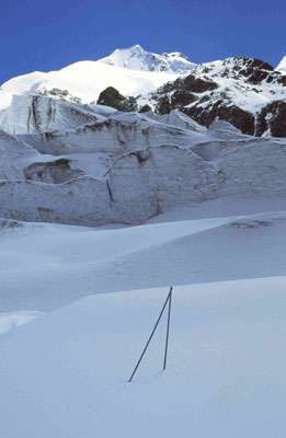 Balise sur le glacier du Zongo, en Bolivie, pour mesurer le bilan de masse - Photo copyright Bernard Francou - Tous droits de reproduction interdit.