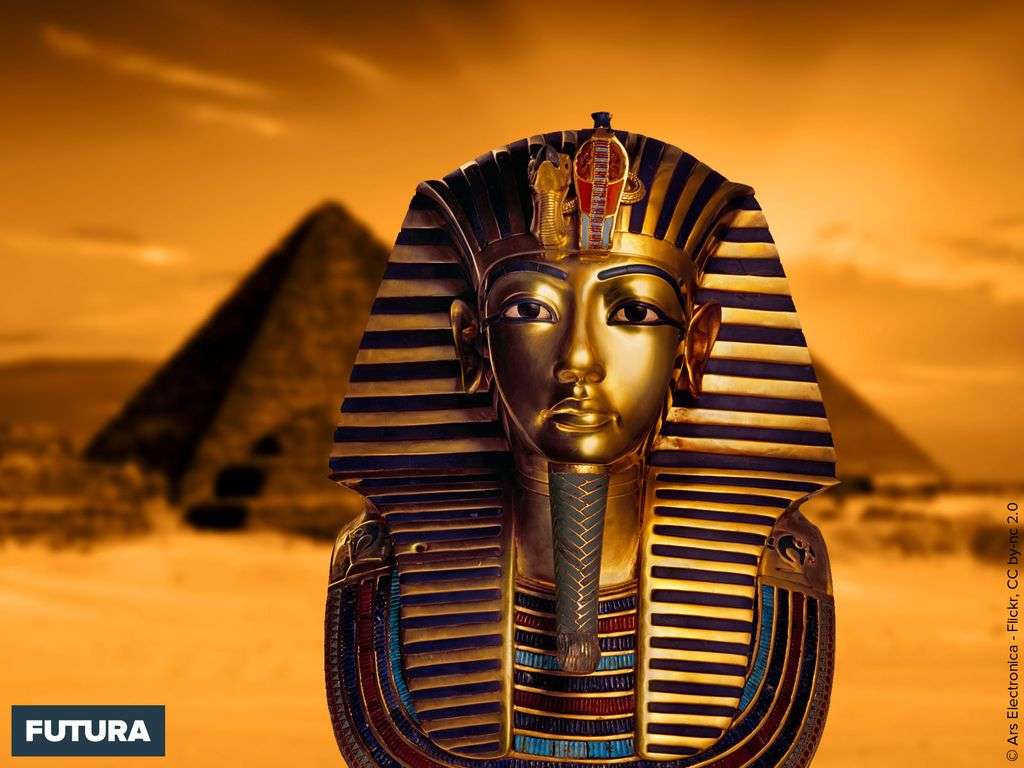Masque funéraire en or de Toutânkhamon (1345-1327) onzième pharaon de la XVIIIe dynastie