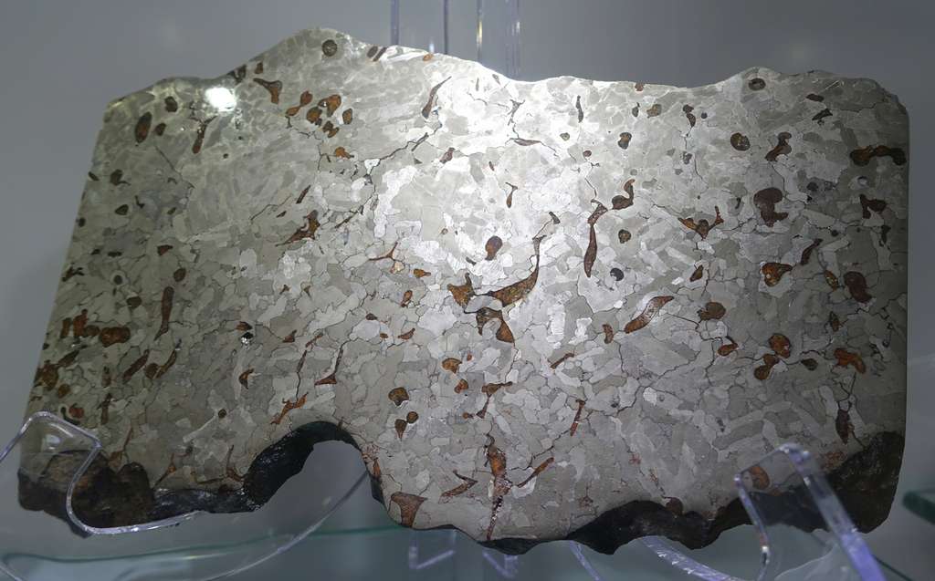 Un échantillon de la météorite de Weekeroo Station, une octaédrique en fer de type IIE. Exposition au Center for Meteorite Studies, Arizona State University, Tempe, Arizona, USA. © Daderot, DP