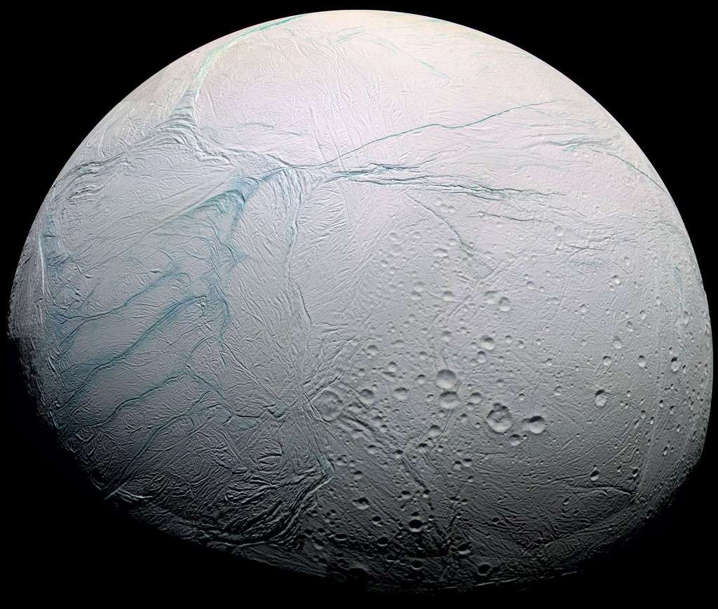 La Lune de Saturne, Encelade, s'apparente à une planète glacée. © Nasa