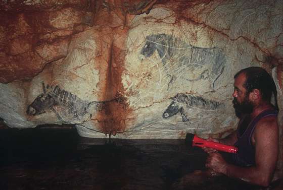 Bientôt, la grotte Cosquer, ici représentée avec son découvreur Henri Cosquer, sera engloutie. © A.Chéné, Fonds Drassm, CCJ, CNRS