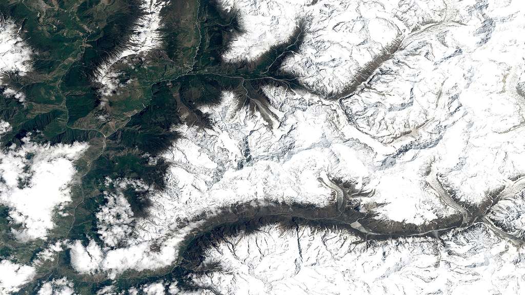 Séisme au Népal : le village de Langtang englouti par une avalanche Séisme au Népal : le village de Langtang englouti par une avalanche