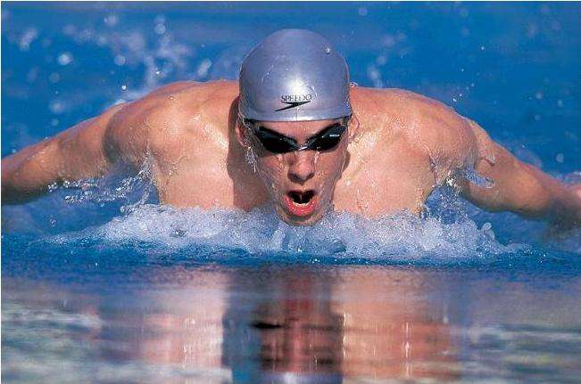 Michael Phelps, jeune retraité des bassins, a reconnu que la plupart des nageurs se soulageaient dans la piscine durant les longues heures d’entraînement. © Pictlux, Flickr, cc by sa 2.0