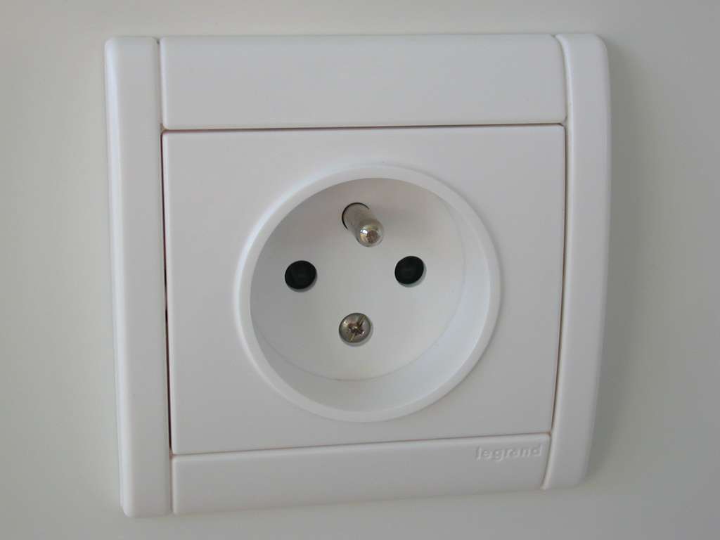 Pensez à couper l'arrivée de courant avant d'installer votre prise électrique. © Etienne Rastoul , Wikimedia Commons, domaine public