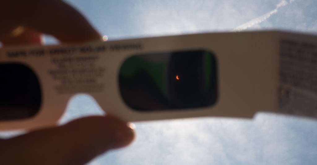 Pour observer une éclipse de Soleil, il faut se munir de lunettes adaptées, notamment lorsque cette éclipse n’est que partielle. © Jason Howell, Unsplash