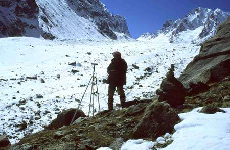 Mesure au GPS sur le glacier Chhota Shigri dans l'Himalaya indien à 4800 m - Photo copyright Bernard Francou - Tous droits de reproduction interdit.