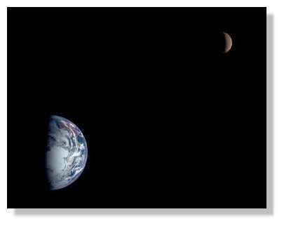 Le couple Terre-Lune photographié par la sonde Near en 1998. Il aura fallu une dizaine de milliards d'années d'évolution avant l'apparition de notre belle planète.© NSSDC/NASA