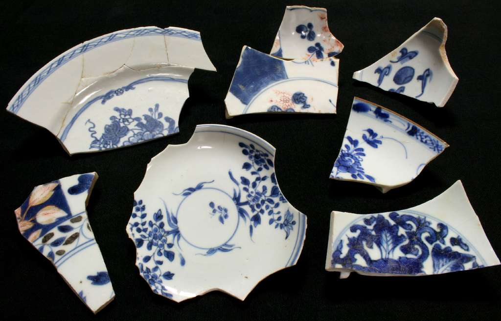 Fragments d’Orient : les porcelaines chinoises et japonaises arrivent à Lyon sans doute par le biais du grand commerce de la Compagnie des Indes. © Inrap