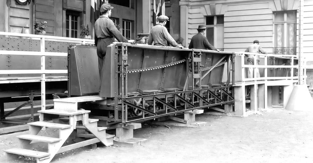 Les premiers essais de démarrage de piétons sur un trottoir roulant devant le bâtiment principal de l'Office en 1924. © CNRS Photothèque / Fonds historique