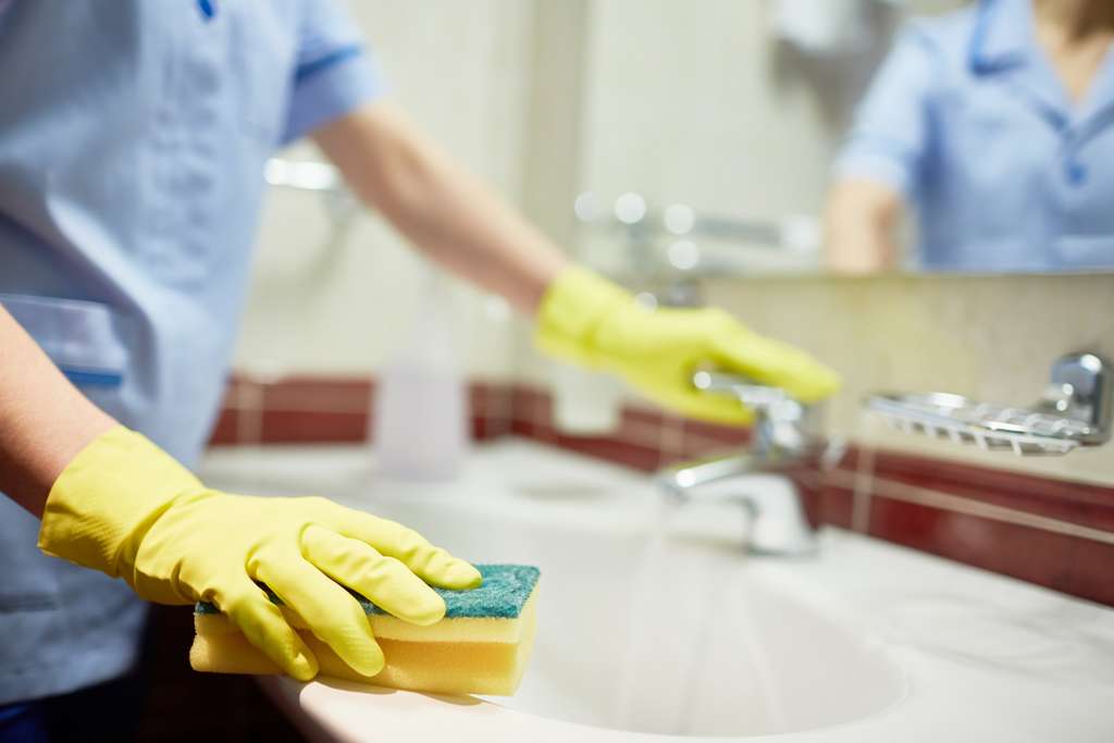 Draps, robinets, poignets de porte, les objets du quotidien peuvent être contaminés avant même l'apparition des symptômes. © shironosov, IStock.com 
