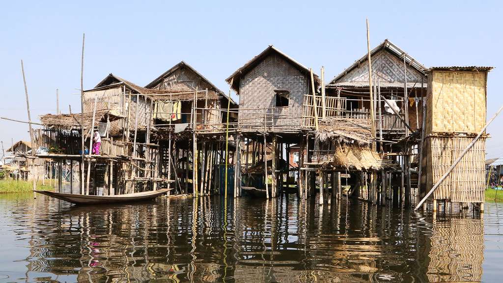 Maisons flottantes traditionnelles en Birmanie Maisons flottantes traditionnelles en Birmanie