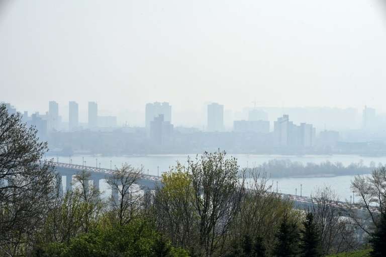 The city of Kiev in a pollution fog on April 17, 2023 in Ukraine. © Sergei Supinsky, AFP