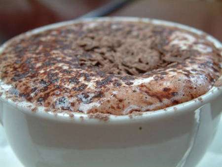 Le chocolat contient de la caféine. © Wikipedia