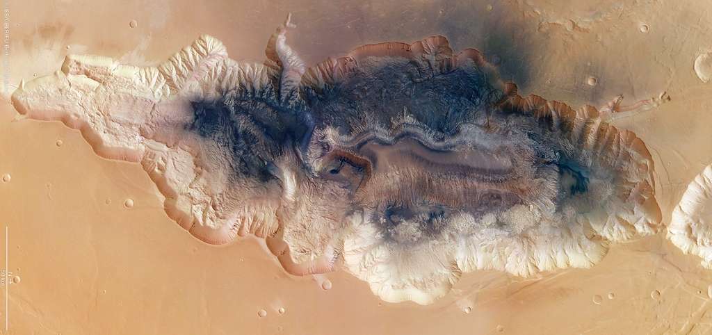 Profond d'environ 8 km, le canyon d’Hebes Chasma s'étend sur 315 km de long et 125 km de large, au nord de l'immense Valles Marineris. Cette image est une mosaïque de huit images prises en haute résolution entre 2004 et 2009, par la caméra HRSC de Mars Express. © G. Neuku, Esa, DLR, FU Berlin