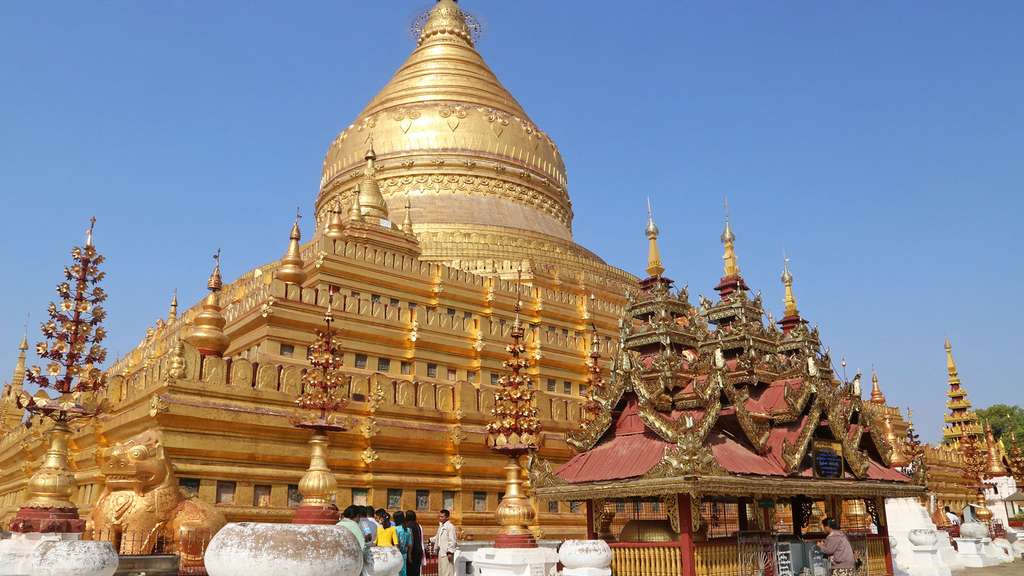 La pagode Shwezigon, à Nyaung U (Bagan) La pagode Shwezigon, à Nyaung U (Bagan)