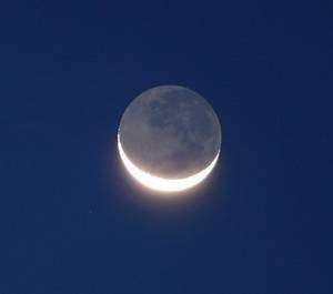 Le spectacle de la lumière cendrée accompagne le fin croissant lunaire 2 ou 3 jours avant et après la Nouvelle Lune. Crédit J.-B. Feldmann