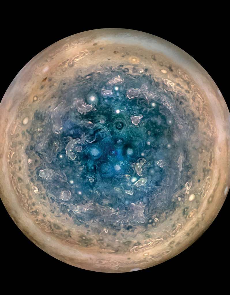Le pôle Sud de Jupiter observé par la sonde Juno alors qu'elle se trouvait à 52.000 kilomètres du sommet de l'atmosphère. Les structures ovales sont des cyclones, larges d'un millier de kilomètres pour les plus grands. Cette image est une mosaïque construite avec les photographies réalisées par l'instrument JunoCam lors de trois orbites (pour montrer toutes les régions éclairées par le Soleil). Les couleurs ont été contrastées. © Nasa, JPL-Caltech, SwRI, MSSS, Betsy Asher Hall et Gervasio Robles