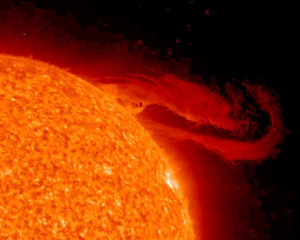 C'est fin septembre 2008 que les sondes Stereo ont saisi cette éruption solaire particulièrement spectaculaire. La matière coronale éjectée se répand dans l'espace et rencontre le champ magnétique des planètes qu'elle perturbe. Crédit Stereo Project / Nasa