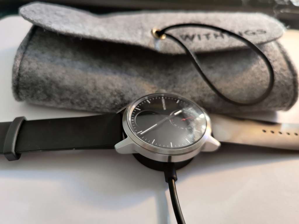 Withings fourni un étui en feutrine gris pour ranger la montre et son chargeur. © Futura