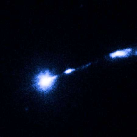 De gauche à droite et dans l'ultraviolet, le noyau de M87, HST-1 et une extrémité du jet de particules émis par le trou noir supermassif de la galaxie géante en 1999. Crédit : Nasa, Esa et J. Madrid (McMaster University)