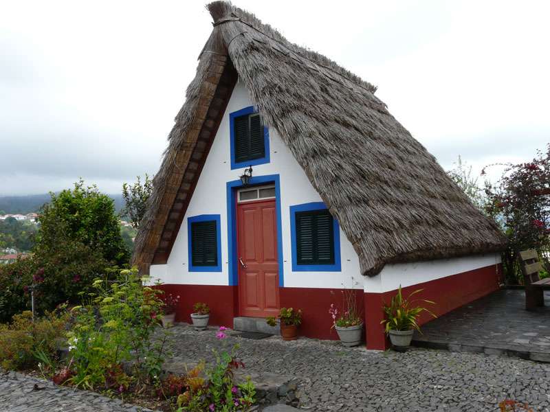 Maison de paille à Santana, sur l'île de Madère Maison de paille à Santana, sur l'île de Madère