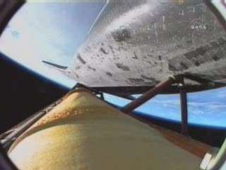 L'ascension d'Endeavour vue depuis une caméra située sur le réservoir externe. Capture NASA-TV.