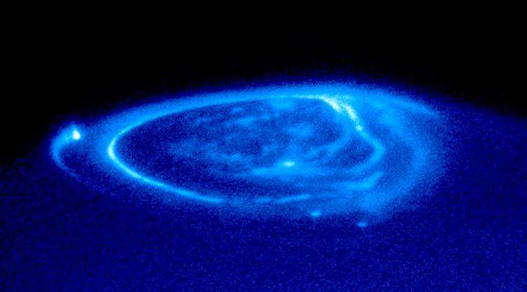 Cette image de Jupiter en ultraviolet a été prise avec le télescope spatial Hubble et son spectrographe imageur (Stis) le 26 novembre 1998. Elle montre une aurore polaire. © Nasa