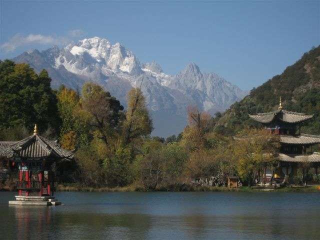 Le parc de l'étang du Dragon Noir, à Lijiang Le parc de l'étang du Dragon Noir, à Lijiang