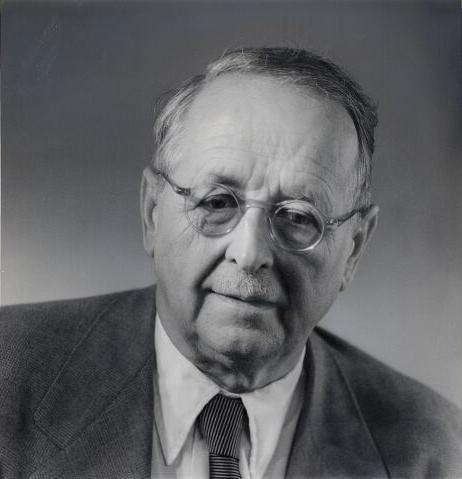 O gran matemático e físico Hermann Weyl fixo moito para mostrar a importancia dos grupos en física cuántica. Tamén debe un excelente libro de extensión sobre o concepto de grupo (simetría e matemática moderna) e as súas conexións coa noción de simetría nas ciencias da natureza, xa sexa a cristalografía, a bioloxía ou a teoría da relatividade ou mesmo o dominio artístico .. © etc Zürich'importance des groupes en physique quantique. On lui doit aussi un excellent petit livre de vulgarisation sur le concept de groupe (Symétrie et mathématique moderne) et ses connexions avec la notion de symétrie dans les sciences de la nature, que ce soit la cristallographie, la biologie ou la théorie de la relativité ou même le domaine artistique. © ETH Zürich
