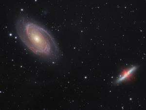 La majestueuse galaxie M 81 (à gauche) est à l'origine des perturbations gravitationnelles qui déforment sa voisine M 82. Crédit R. Zmaritsch et A. Gross