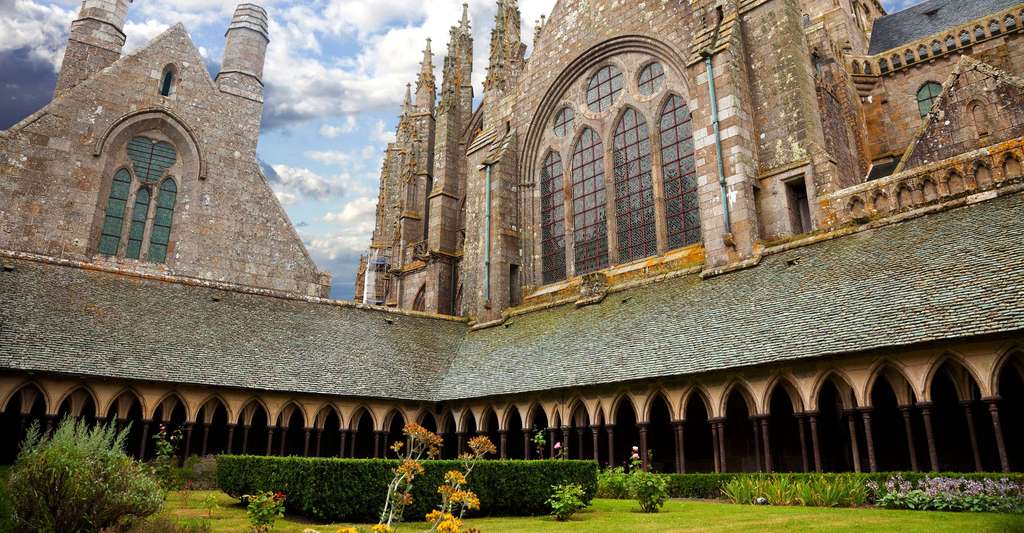 L'abbaye du Mont-Saint-Michel est inscrite sur la liste du patrimoine mondial de l'Unesco depuis 1979. Cette photographie a été prise dans le cloître du monument. © Jose Ignacio, Shutterstock