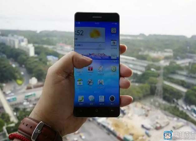 Le fabricant chinois Oppo pourrait secouer le marché des smartphones avec un modèle haut de gamme dont l’écran est dépourvu de bords. © Mobile-dad.com