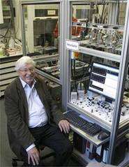 Gerhard Ertl étudie la chimie très spéciale qui se déroule à la surface solides. Gerhard Ertl étudie la chimie très spéciale qui se déroule à la surface solides.