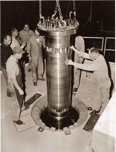 Installation de la cuve du premier réacteur EBR-1 aux États-Unis, au début des années 1950. © Federal Government of the United States, Wikimedia Commons, domaine public