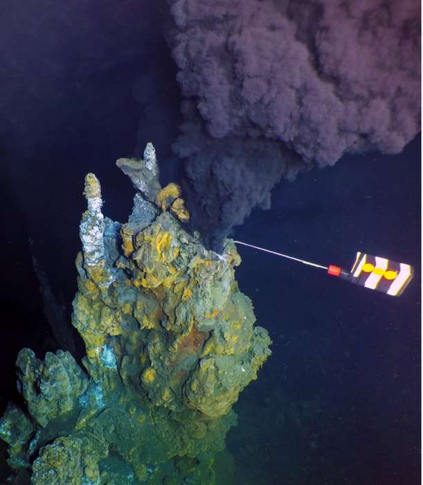 Prise de température sur l'une des cheminées hydrothermales du nouveau site. © Woods Hole Oceanographic Institution, National Deep Submergence Facility, remotely operated vehicle Jason team, WHOI-MISO Facility, National Science Foundation
