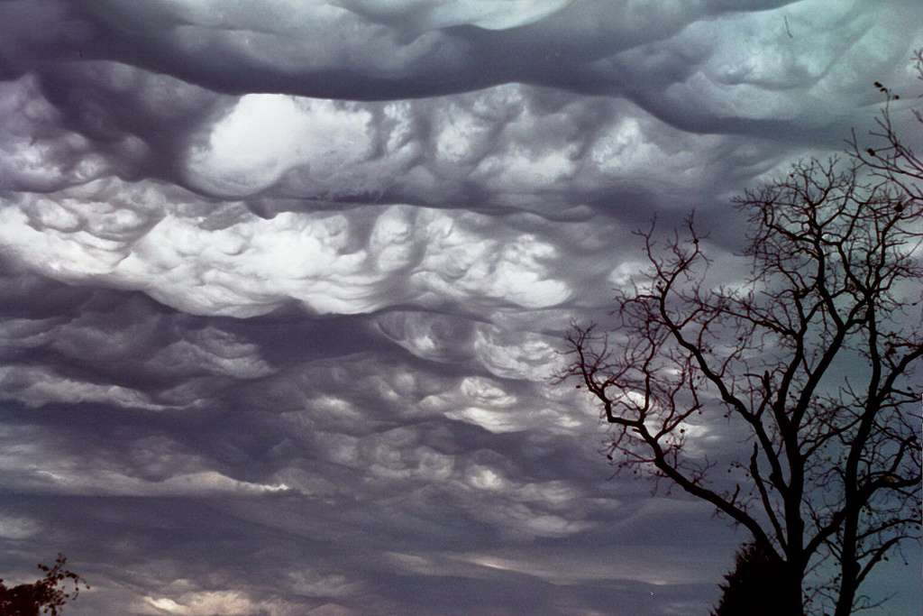 Les asperatus sont des déformations de nuages plus classiques en raison des courants. © Agathman