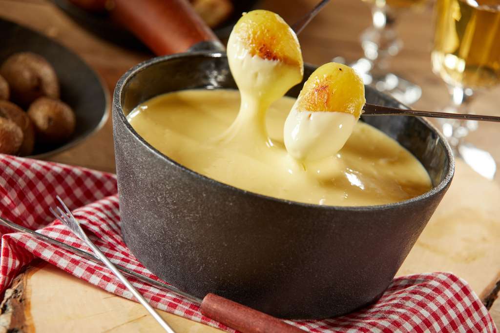 Fondue et raclette, les incontournables plats de l’hiver. © exclusive-design, Adobe Stock