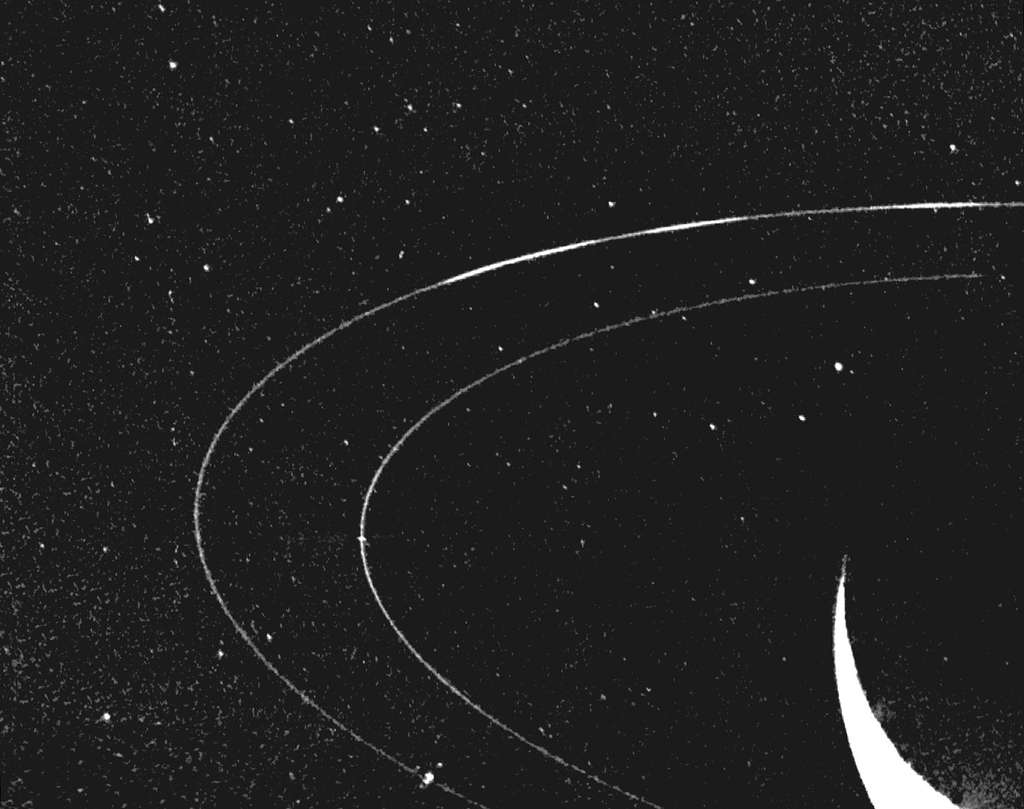 Les arcs de matière confinée gravitationnellement de Neptune découverts en 1984 sur Terre par André Brahic à l'occasion d'une occultation d'étoile et observés ici par Voyager. © Nasa, JPL