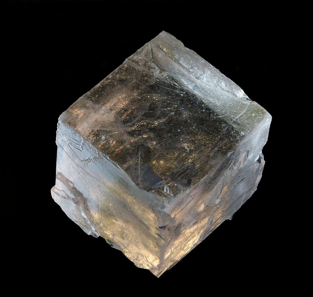 L'halite est un composant de nombreuses roches évaporitiques. Elle se forme par le dépôt de sel après une forte évaporation d'un lac ou d'une mer salés et apparaît en efflorescence sur de vastes régions arides. © Wikipédia, Hans-Joachim Engelhardt, CC by-sa 4.0