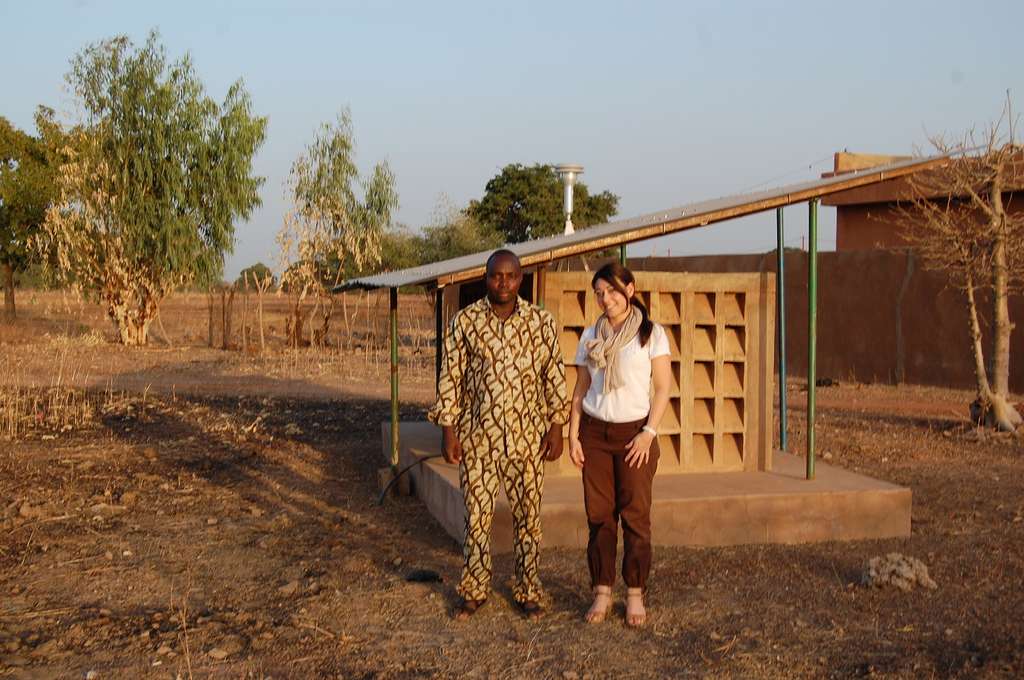 Nadège Martiny avec le technicien burkinabé en charge de la maintenance de l'instrument de mesures TEOM (mesure de concentrations massiques de particules) implanté à Dédougou (Burkina Faso). © Nadège Martiny, CC by-nc 2.0