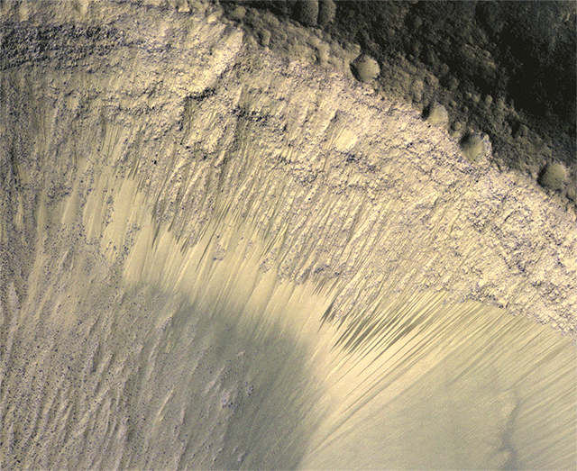 De drôles de stries capturées par HiRISE en 2013, près de l’équateur martien. © Nasa, JPL-Caltech, Université de l’Arizona De drôles de stries capturées par HiRISE en 2013, près de l’équateur martien. © Nasa, JPL-Caltech, Université de l’Arizona