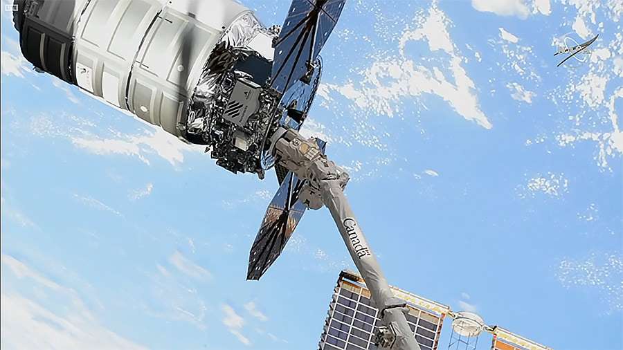 Capture du cargo Cygnus NG 17 le 21 février dernier par le bras robotique CanadArm de l’ISS. Ce cargo est équipé d’un système pour réaliser le tout premier test de propulsion de la station indépendamment du moteur de la section russe depuis la fin des navettes spatiales. © Nasa