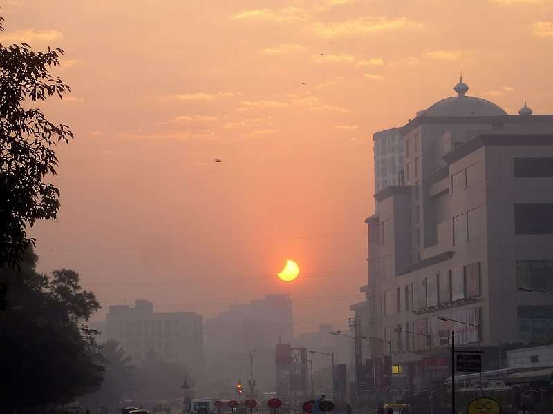 Une éclipse rougeouyante en pleine ville Une éclipse rougeouyante en pleine ville