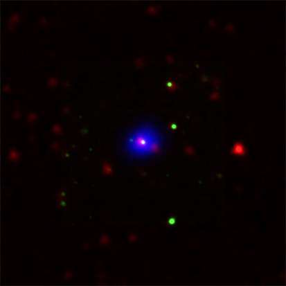 L'image montre un AGN qui n'est pas obscurci. En bleu les rayons X, en vert le visible, en rouge l'infra-rouge (Crédit : NASA).