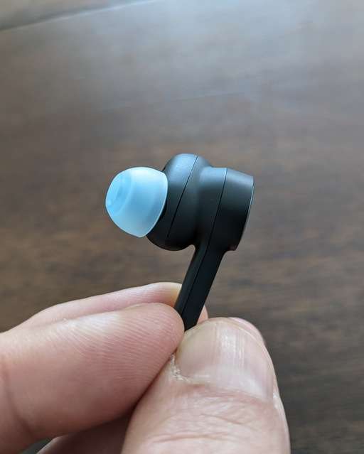  Aucun souci particulier pour ajuster les écouteurs mais la taille des Beoplay EX, somme toute imposante, pourrait ne pas convenir aux morphologies d’oreilles les plus petites. © Marc Zaffagni