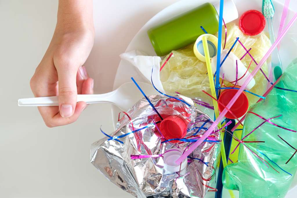 Le plastique en contact des aliments contamine parfois ce que nous mangeons. © Photoboyko, Adobe Stock